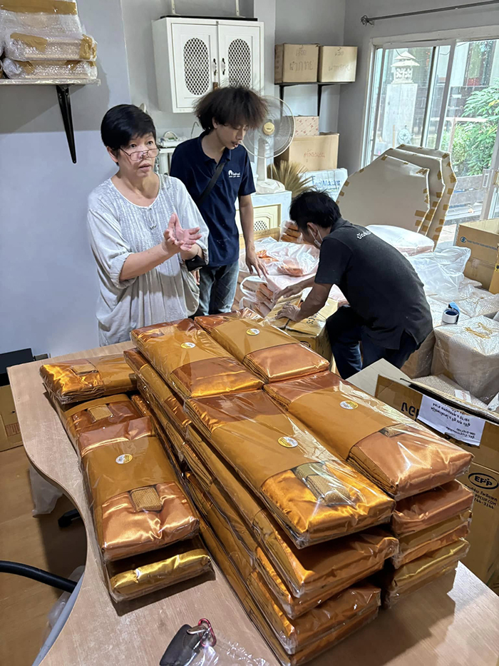 ภาพการนำเสนอ ผ้าไตรจีวร เนื้อดีราคาพิเศษ เริ่มต้น 990 บาท พร้อมป้ายราคาที่เห็นได้ชัดเจนในร้านค้า