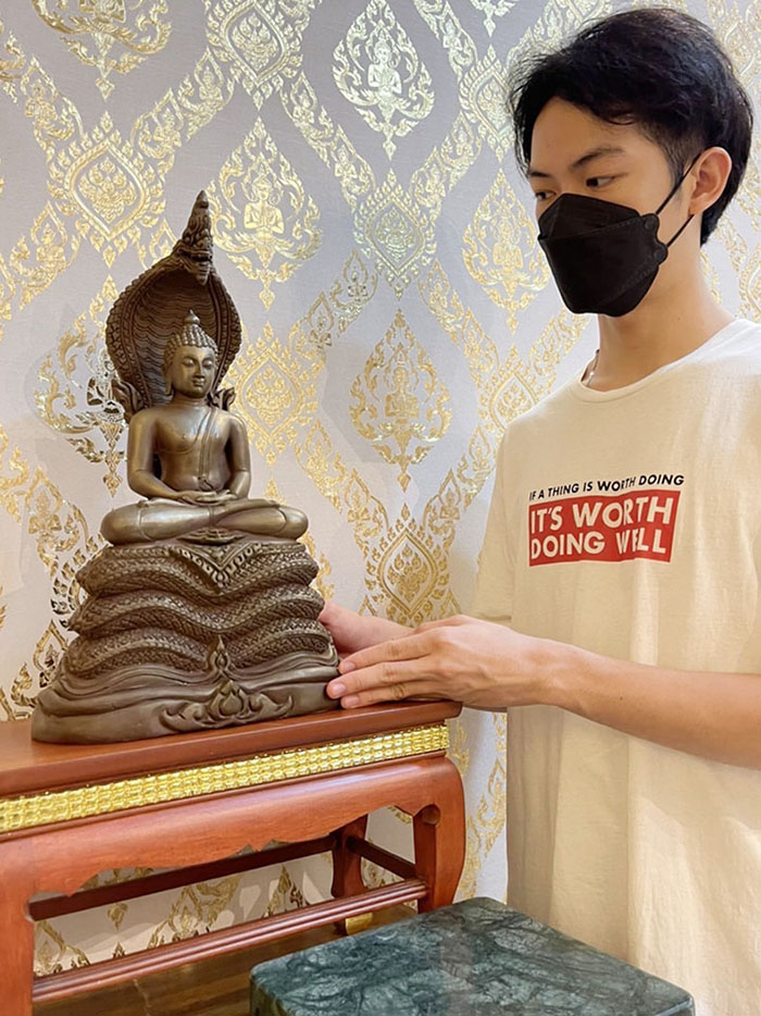 พระพุทธรูปปางนาคปรก
หล่อจากแร่ธรรมชาติ แร่เขาอึมครึม จังหวัดกาญจนบุรี พระพุทธรูปปางนาคปรก
หล่อจากแร่ธรรมชาติ แร่เขาอึมครึม จังหวัดกาญจนบุรี