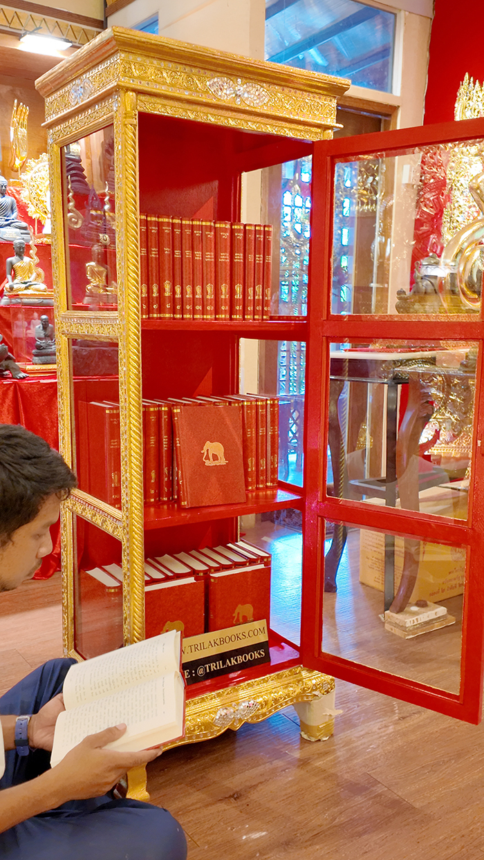 หนังสือพระไตรปิฎก ภาษาบาลีอักษรไทยจำนวนทั้งหมด 45 เล่ม ที่จัดส่งทั่วประเทศโดยศูนย์จัดส่งพระไตรปิฎกTRILAKBOOKS