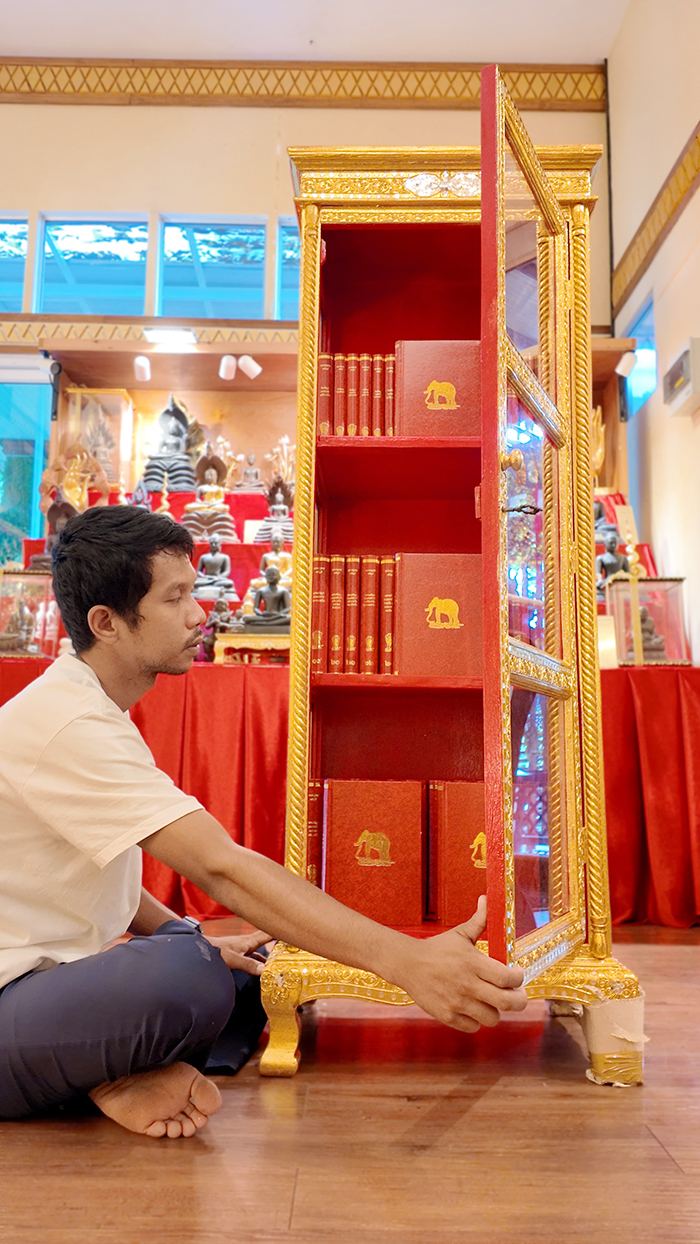 ตู้พระไตรปิฎกหลังนี้ถูกออกแบบมาเพื่อบรรจุหนังสือพระไตรปิฎกฉบับสยามรัฐโดยเฉพาะ