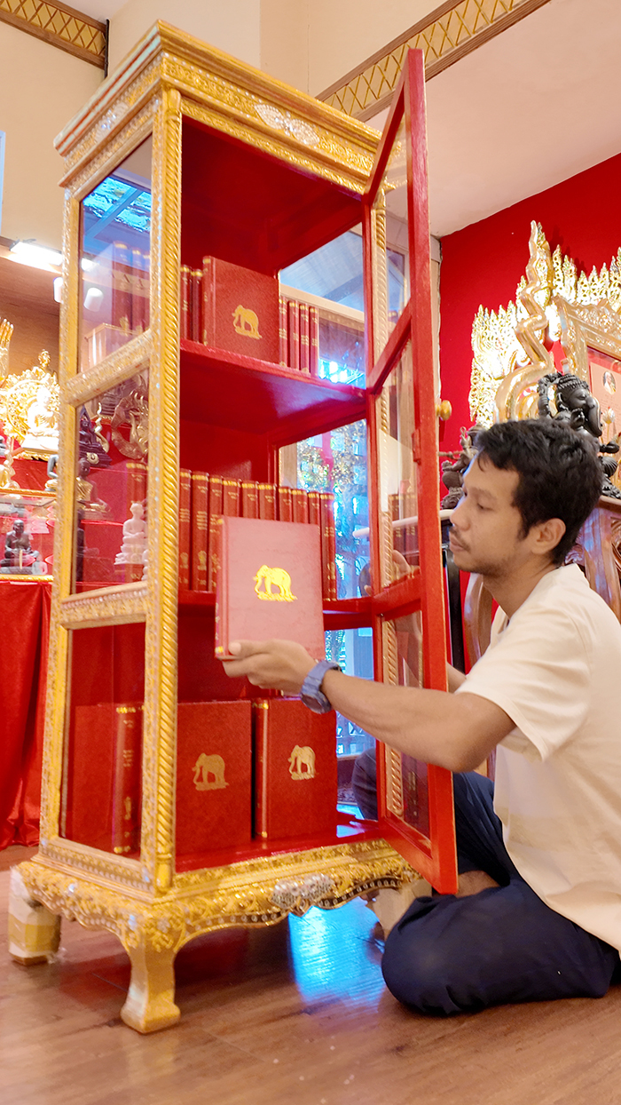 จุดสังเกตลักษณะ หนังสือพระไตรปิฎกสยามรัฐ บาลี จะมีเฉพาะรูปช้างปั้มทองเท่านั้นครับ