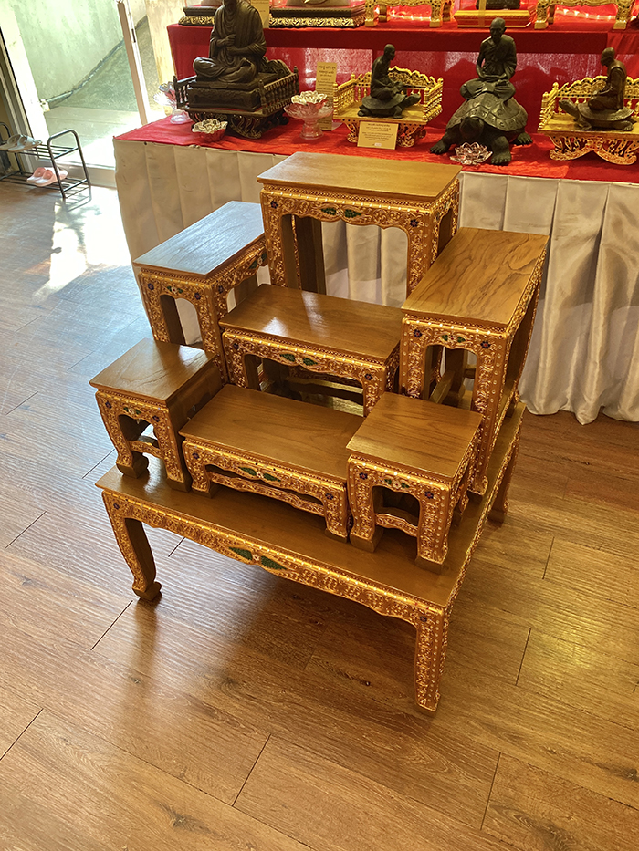 โต๊ะหมู่บูชา ไม้สักแท้ทั้งชุด ราคา 9900 บาท