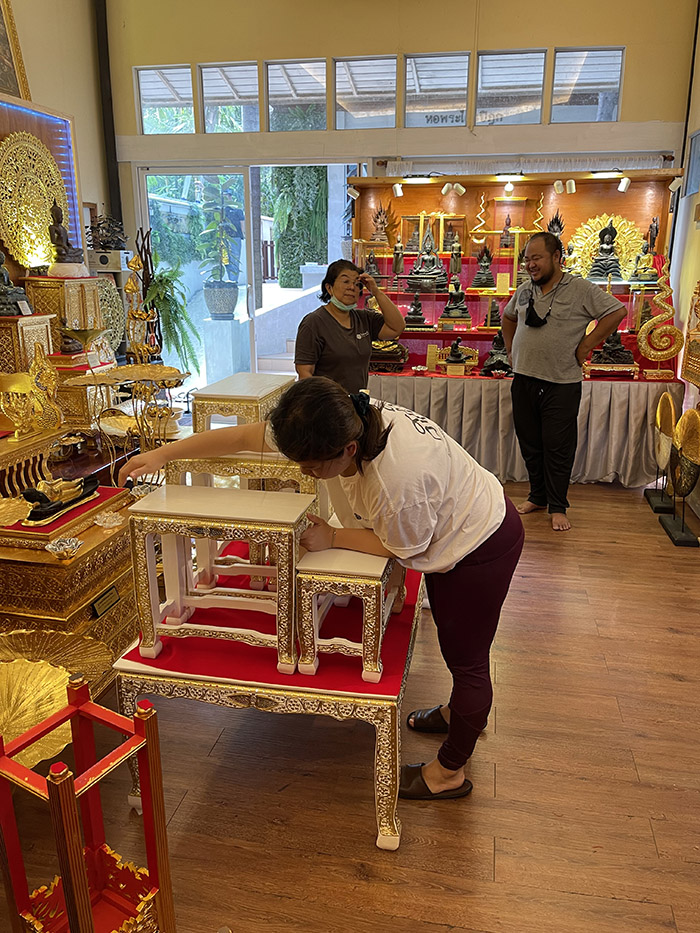 โต๊ะหมู่บูชาสีขาวไม้สัก เดินเส้นทอง ขนาด หมู่ 9 หน้า 9 ราคา 25000 บาท